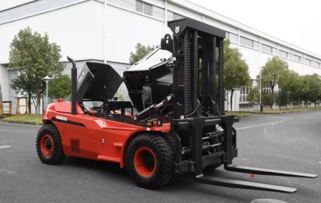 【大噸位】杭叉新款X系列16噸重裝叉車交付某企業(yè)！