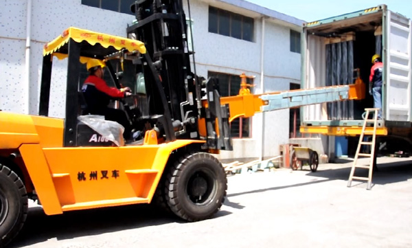 杭州叉車(chē)|玻璃行業(yè)，叉車(chē)串桿屬具卸貨實(shí)拍案例