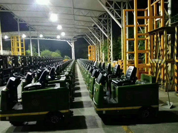 中國(guó)人民解放軍采購(gòu)杭州叉車案例-電動(dòng)牽引車
