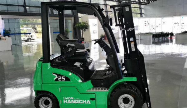 電動(dòng)叉車買鋰電的還是鉛酸的？當(dāng)然是鋰電的！