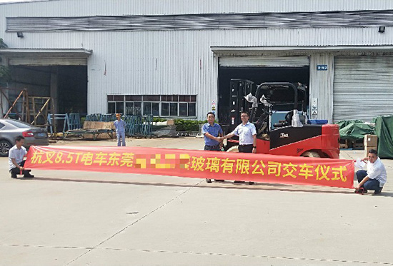 叉車搬運玻璃？要輕拿輕放！